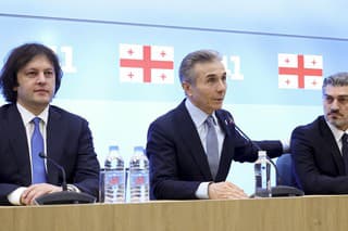 Gruzínsky premiér Irakli Kobachidze (vľavo), Bidzina Ivanišvili, líder strany Gruzínsky sen a Michail Kavelašvili.