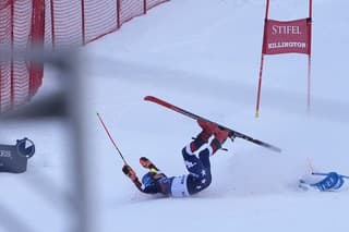 Americká lyžiarka Mikaela Shiffrinová s tvrdým pádom.