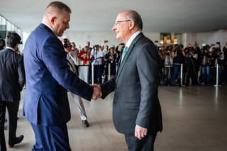 Na snímke vľavo slovenský premiér Robert Fico (Smer-SD) a viceprezident Brazílie Gerald Alckmin si podávajú ruky v hlavnom meste najväčšej juhoamerickej krajiny 10. decembra 2024. 