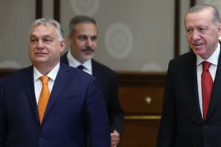 Maďarský premiér Viktor Orbán (vľavo) a turecký prezident Recep Tayyip Erdogan počas stretnutia v tureckej Ankare.