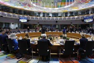 Európski lídri počas rokovania za okrúhlym stolom na summite EÚ v sídle Európskej rady v Bruseli 19. decembra 2024.