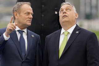 Na archívnej snímke z 21. marca 2024 maďarský premiér Viktor Orbán (vpravo) a poľský premiér Donald Tusk.