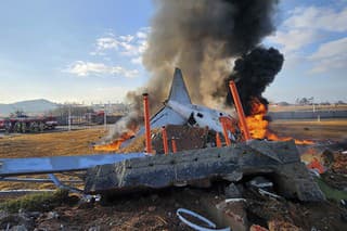 Lietadlo spoločnosti Jeju Air v nedeľu pri pristávaní vybočilo z dráhy a narazilo do múru na letisku Muan. Stroj okamžite explodoval.