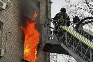 Viacero požiarov vypuklo v stredu v ukrajinskej metropole Kyjev po ruských dronových útokoch