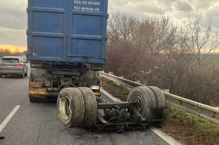 Na diaľnici D1 v smere z Trnavy do Bratislavy došlo k dopravnej nehode vozidla prevážajúceho smeti.