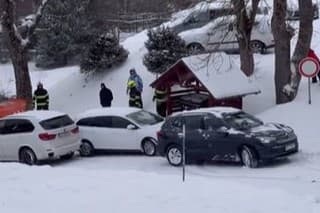 Autá sa nedali zabrzdiť a narážali do seba.