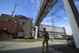 Ruský vojak hliadkuje v priestoroch Záporožskej atómovej elektrárne (archívne foto).