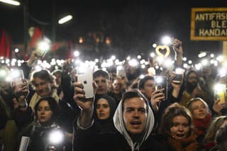 Desaťtisíce ľudí demonštrovali proti koalícii vedenej stranou FPÖ.