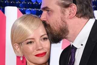 Speváčka Lily Allen a herec David Harbour sa rozvádzajú.