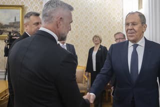 Na snímke sprava ruský minister zahraničných vecí Sergej Lavrov a podpredsedovia NR SR Tibor Gašpar (Smer-SD) a Andrej Danko (SNS).