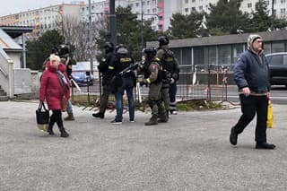 Čitateľ nám poslal fotografiu policajného komanda pri Saratove v bratislavskej Dúbravke.