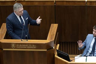 Na snímke premiér Robert Fico (Smer-SD) a poslanec NR SR Michal Šimečka (Progresívne Slovensko)