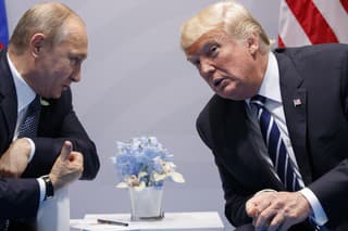 Na archívnej snímke zo 7. júla 2017 americký prezident Donald Trump (vpravo) a ruský prezident Vladimir Putin diskutujú na summite G-20 v Hamburgu.