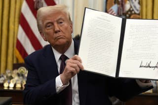 Americký prezident Donald Trump podpísal výkonné nariadenie vzťahujúce sa na kryptomenu v Oválnej pracovni Bieleho domu vo Washingtone 23. januára 2025.