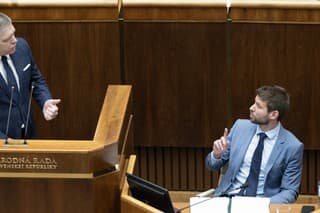 Na snímke premiér Robert Fico (Smer-SD) a poslanec NR SR Michal Šimečka (Progresívne Slovensko)