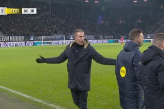 Rozhorčený tréner Robin van Persie