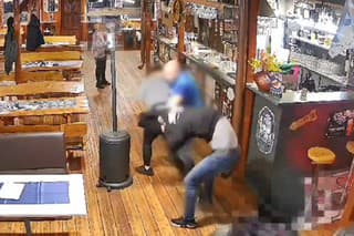 Polícia obvinila muža, ktorý v Bratislave zaútočil na personál podniku