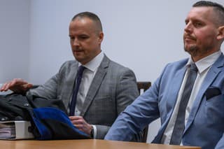 Zľava obhajca David Lindtner a obvinený youtuber Daniel Bombic v súdnej sieni Najvyššieho súdu SR.