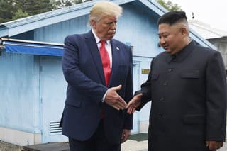 Na archívnej snímke americký prezident Donald Trump a vodca KĽDR Kim Čong-un.