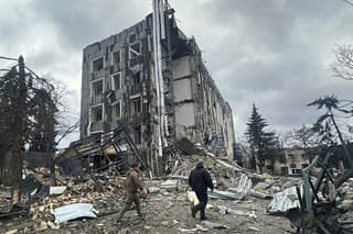 Záchranári kráčajú pred budovou, ktorú zasiahol letecký útok ruskej armády v meste Izium v Charkovskej oblasti na juhovýchode Ukrajiny v utorok 4. februára 2025.