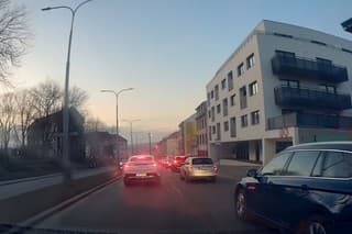 Taxikár viezol klientku do nemocnice za dedkom.