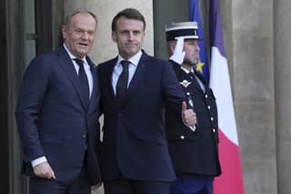 Francúzsky prezident Emmanuel Macron (vpravo) víta poľského premiéra Donalda Tuska počas jeho príchodu na neformálne stretnutie lídrov kľučových krajín.
