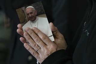 Mníška sa zúčastňuje večerného modlenia ruženca za zdravie pápeža Františka na Námestí sv. Petra vo Vatikáne.