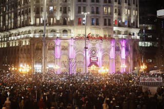 Po tragickom požiari sa v krajine rozpútali protesty.