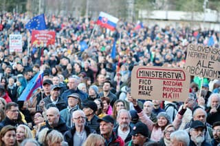 Vo viacerých mestách Slovenska sa v piatok večer konajú protestné zhromaždenia Slovensko je Európa.