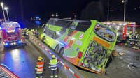 Autobus v Rakúsku nabúral do zvodidiel: Vyhasol život mladej ženy, ako na tom sú cestujúci?