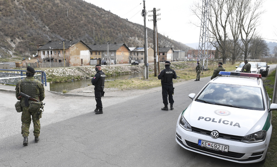 Polícia a vojsko strážia