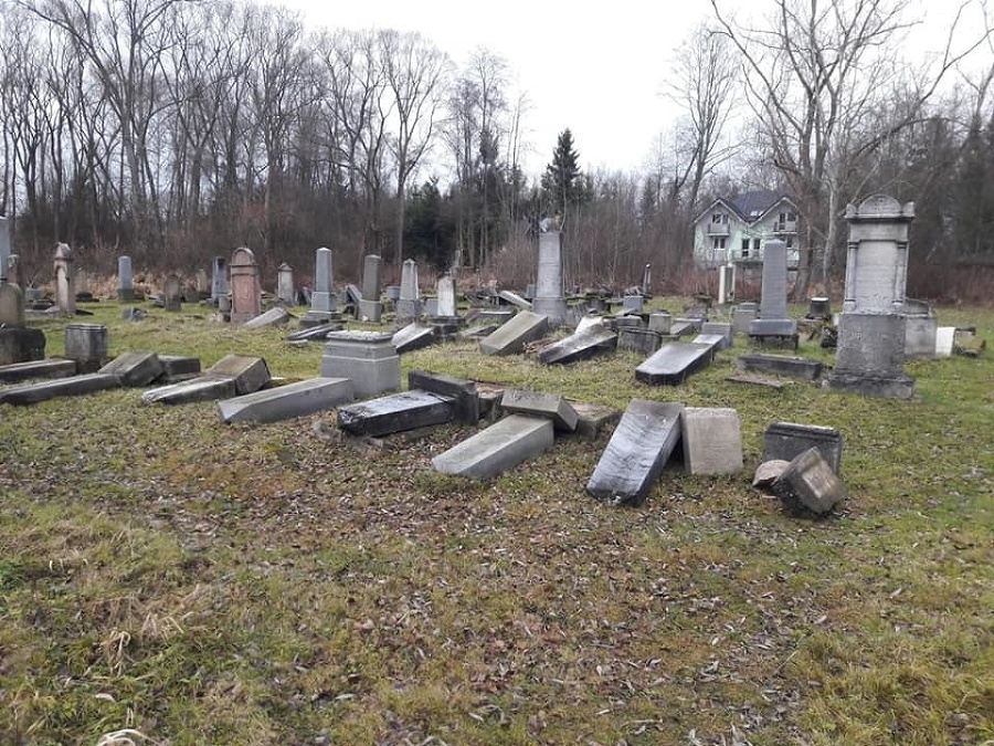 Vandali zničili židovský cintorín.