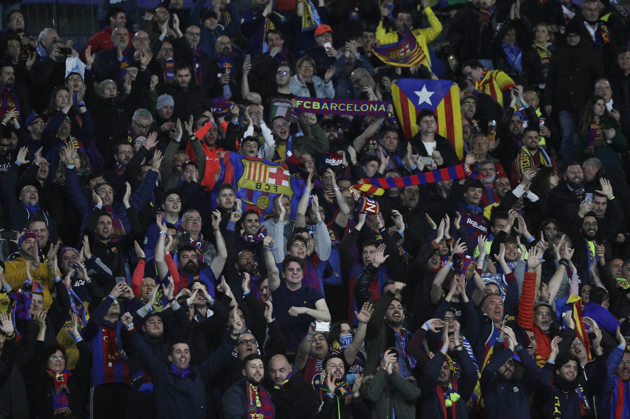 Na snímke fanúšikovia Barcelony.