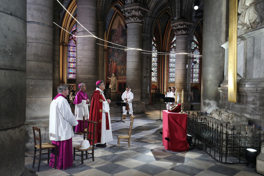 Vo vyhorenej katedrále Notre-Dame