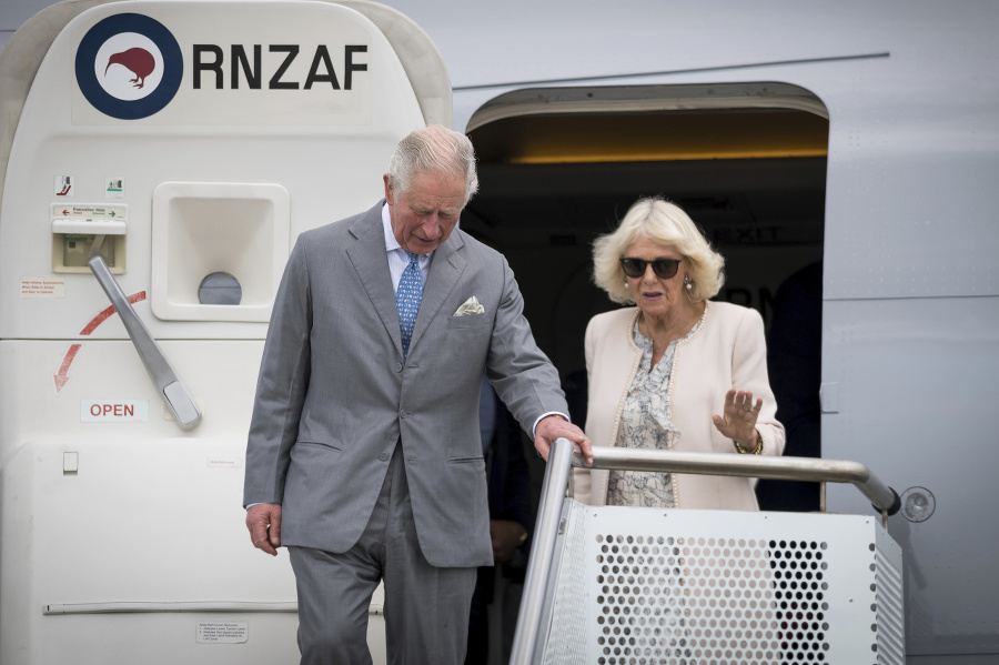 Princ Charles s manželkou Camillou povedali mladomaženlom, že sa uvidia neskôr.