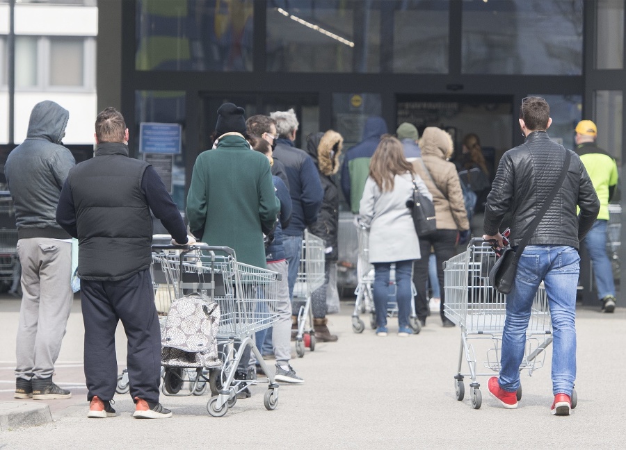 Obchody na Slovensku regulujú vstupy kvôli vírusu Covid-19. 