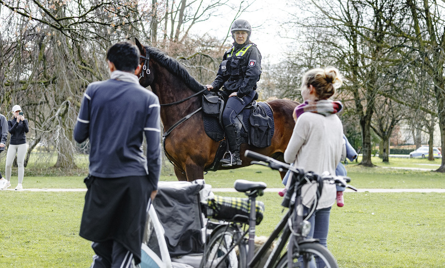 Policajtka na koni upozorňuje