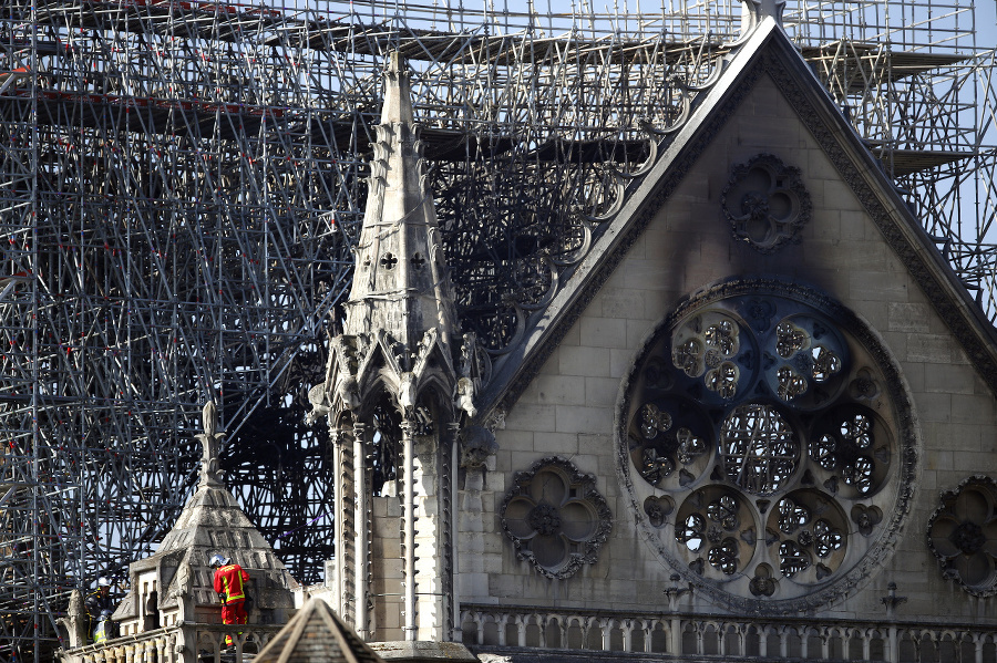 Katedrálu Notre-Dame čaká po