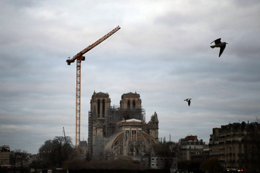Parížsku katedrálu Notre-Dame zachvátil