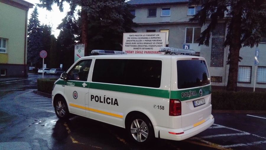 Polícia parkuje na mieste