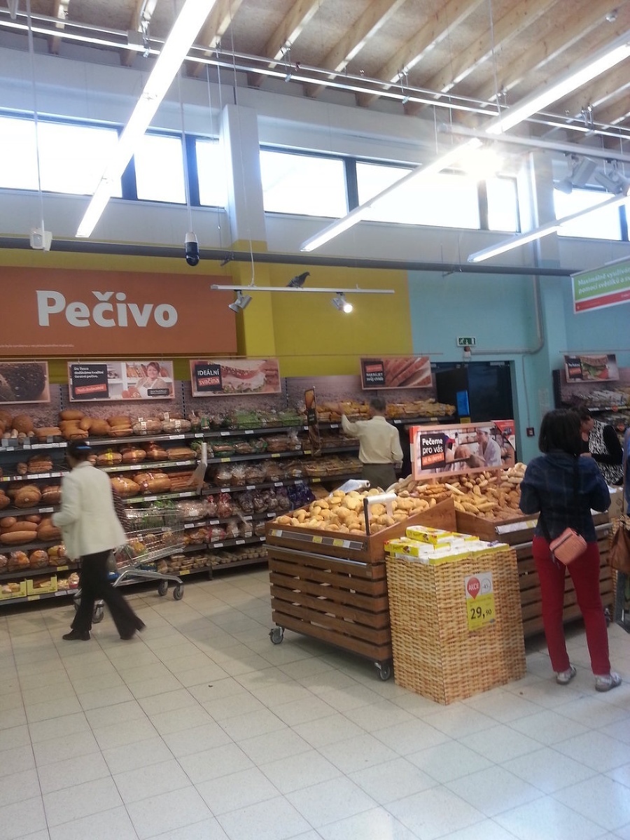 Zákazníci v českom supermarkete