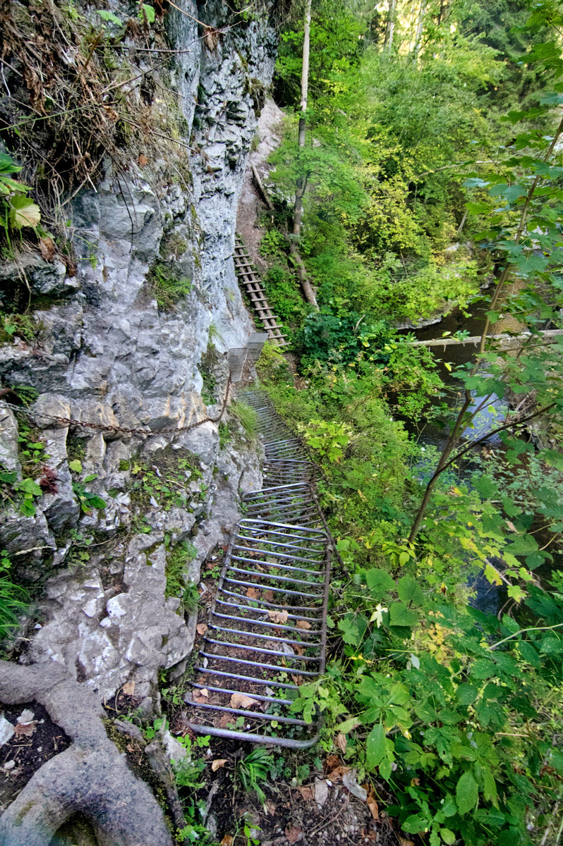 Turisti často chodia aj