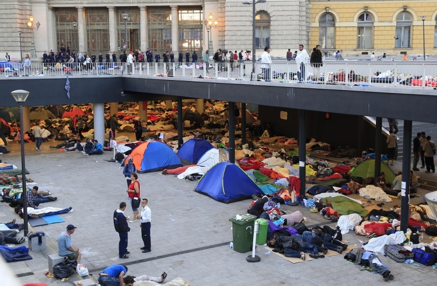 Budapeštiansku stanicu okupujú stovky