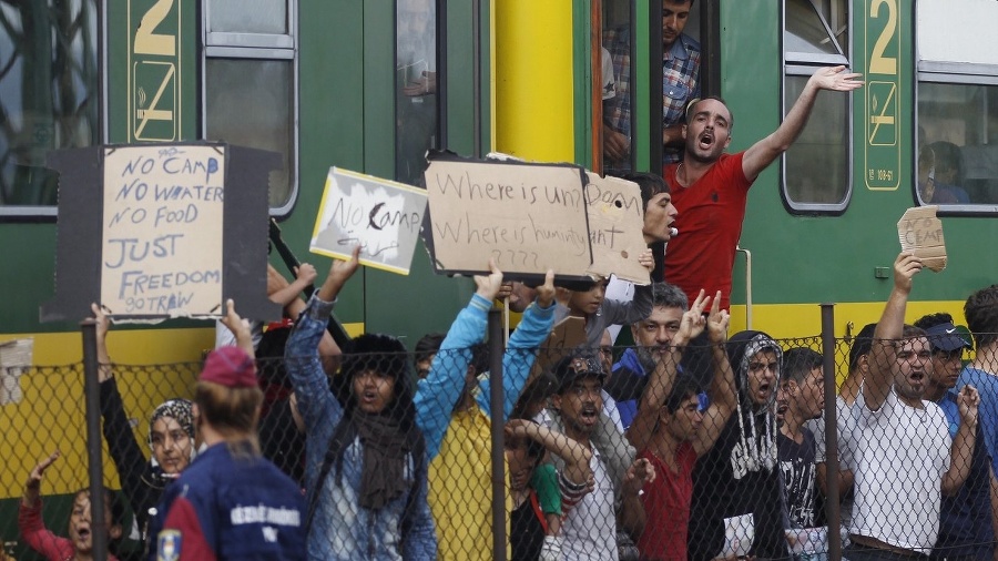 Migranti na vlakovej stanici