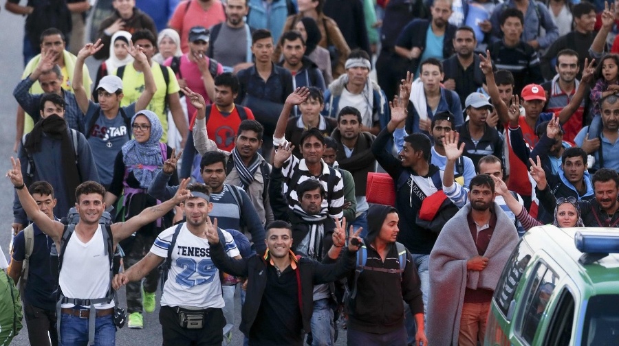 Takmer tisíc migrantov sa