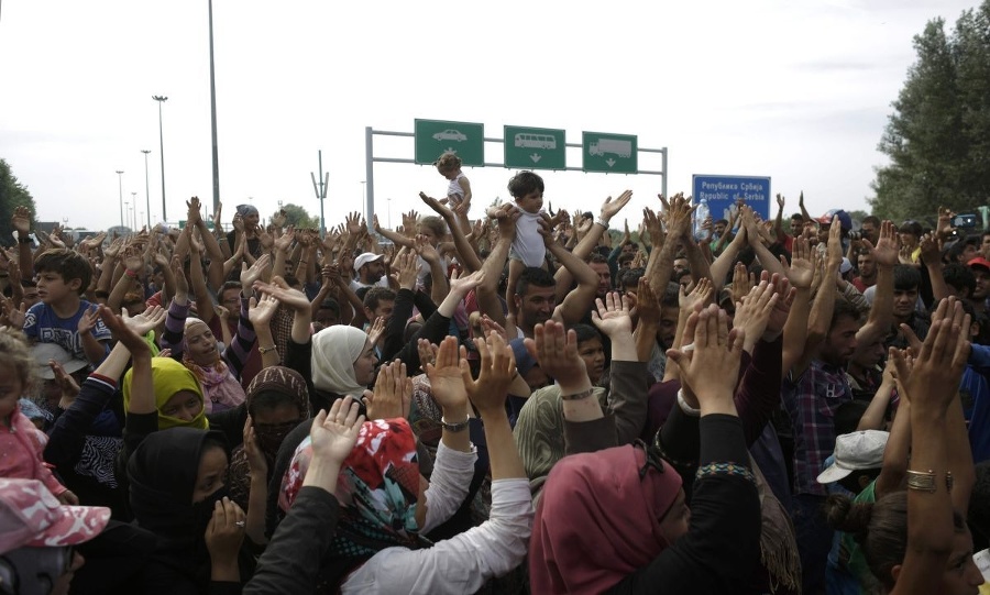 Tisícky migrantov sa zhromaždili