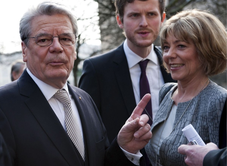 Joachim Gauck so svojou súčasnou partnerkou Danielou Schaudtovou.