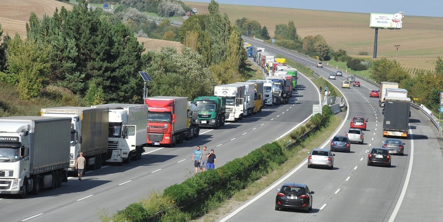 Nákladné auto sa zrazilo