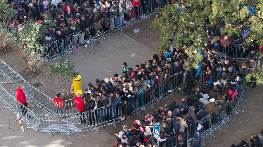 Migranti čakajúci v rade