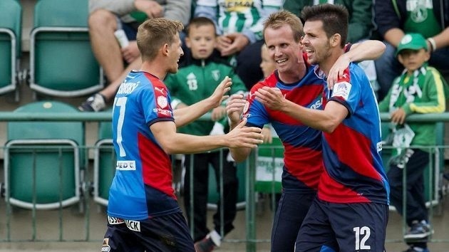 Michal Ďuriš (vpravo) sa raduje so svojimi spoluhráčmi Davidom Limberským (v strede) a Patrikom Hrošovským z gólu proti Bohemians 1905. 